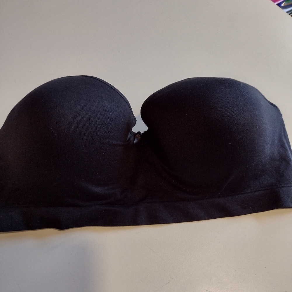 Black strapless bra